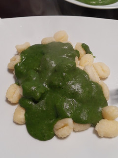 Una foto de Ñoquis con salsa blanca de espinaca🍝