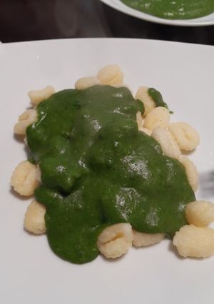 Una foto de Ñoquis con salsa blanca de espinaca🍝