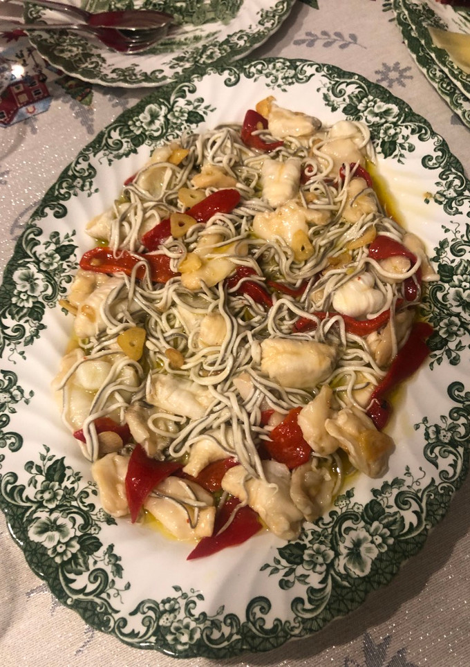 Una foto de Cocochas de Bacalao con Pimientos del Piquillo y Gulas