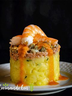 Una foto de Timbal de patata, langostinos y salmorejo