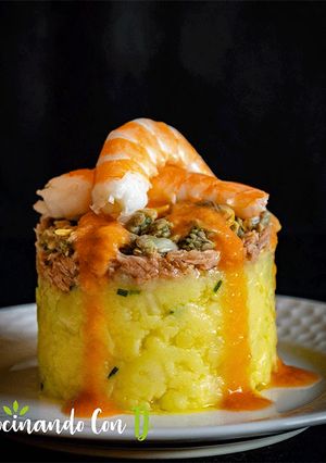 Una foto de Timbal de patata, langostinos y salmorejo