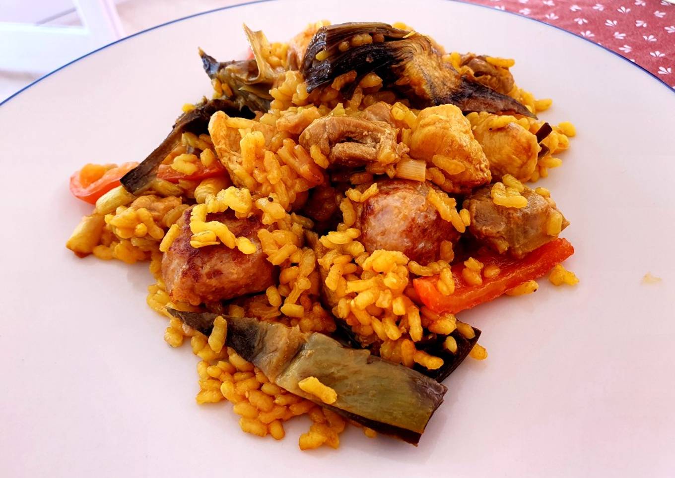 Arroz con pollo, mini-albóndigas y alcachofas