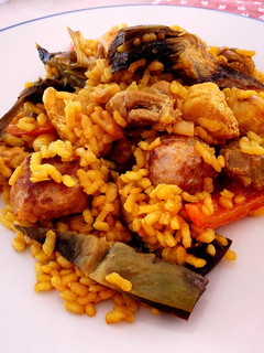 Una foto de Arroz con pollo, mini-albóndigas y alcachofas