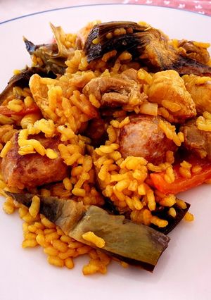Una foto de Arroz con pollo, mini-albóndigas y alcachofas