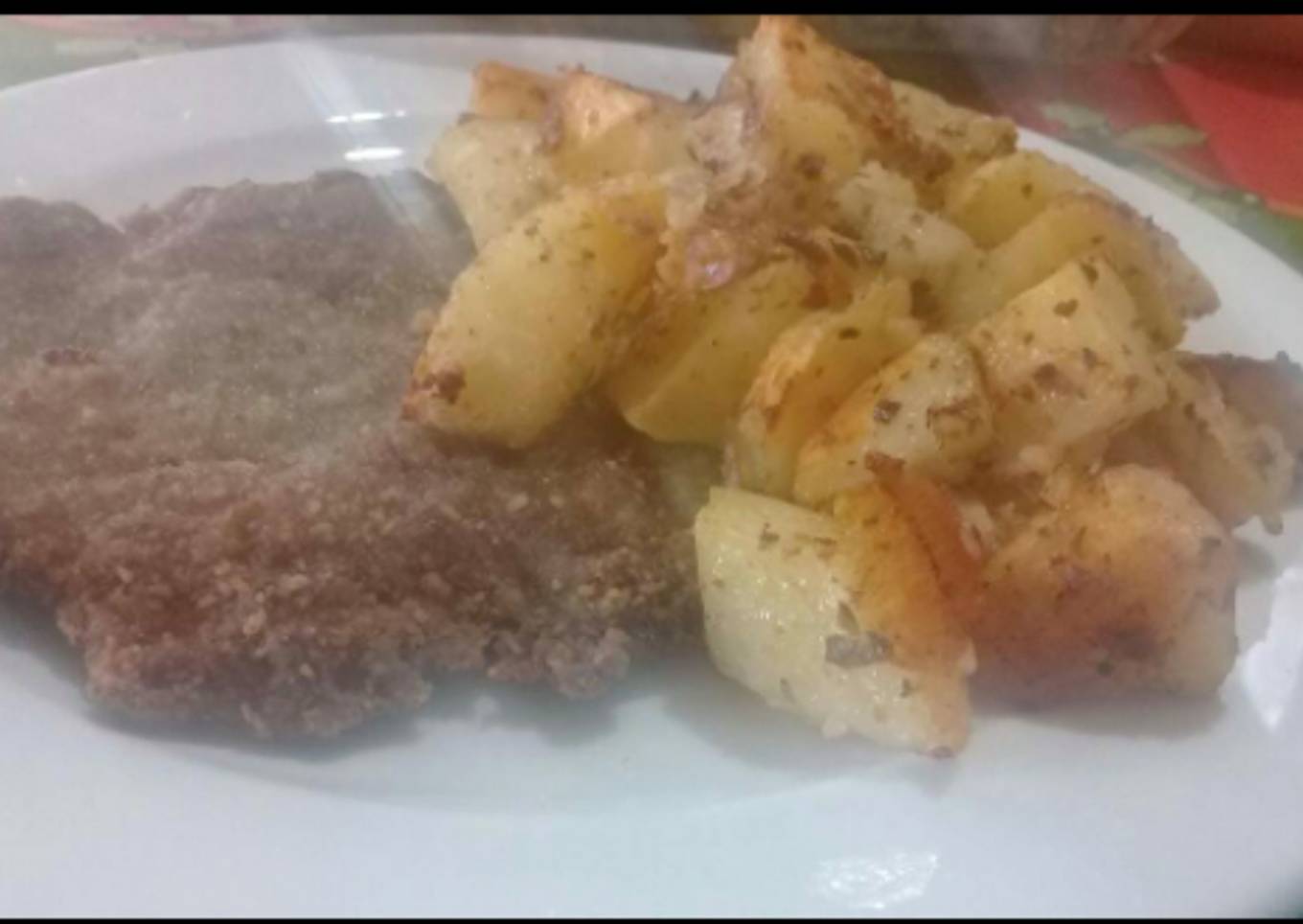 Milanesa de carne molida con papas adobadas