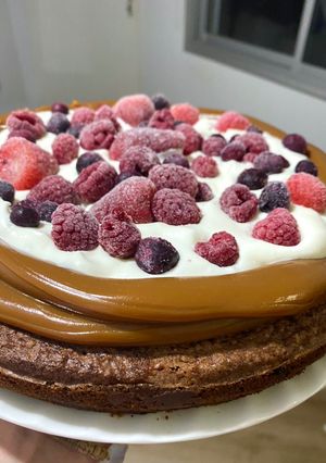 Una foto de Brownie con frutos rojos