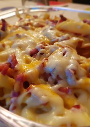 Una foto de Patatas fritas con bacon y quesos