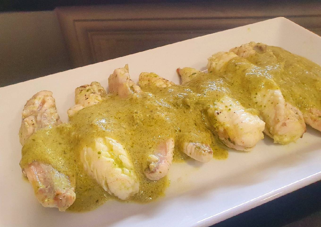 Medallones de pescado blanco con salsa pesto