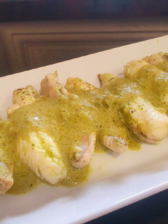 Una foto de Medallones de pescado blanco con salsa pesto