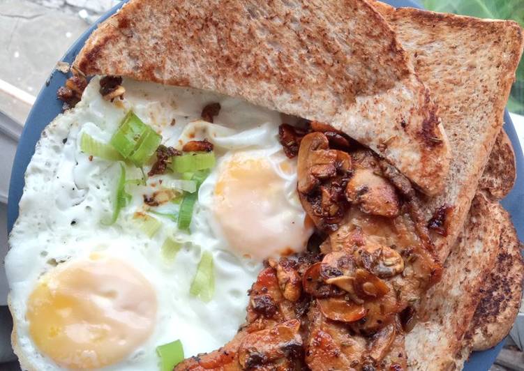 Resep Roasted Rosemary Pork Loin with Toast and Sunny Side-Up Anti Gagal