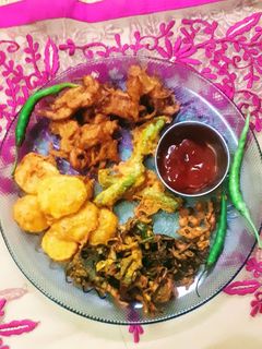 मिक्स पकोडा (mix pakoda recipe in marathi) रेसिपी चे मुख्य फोटो