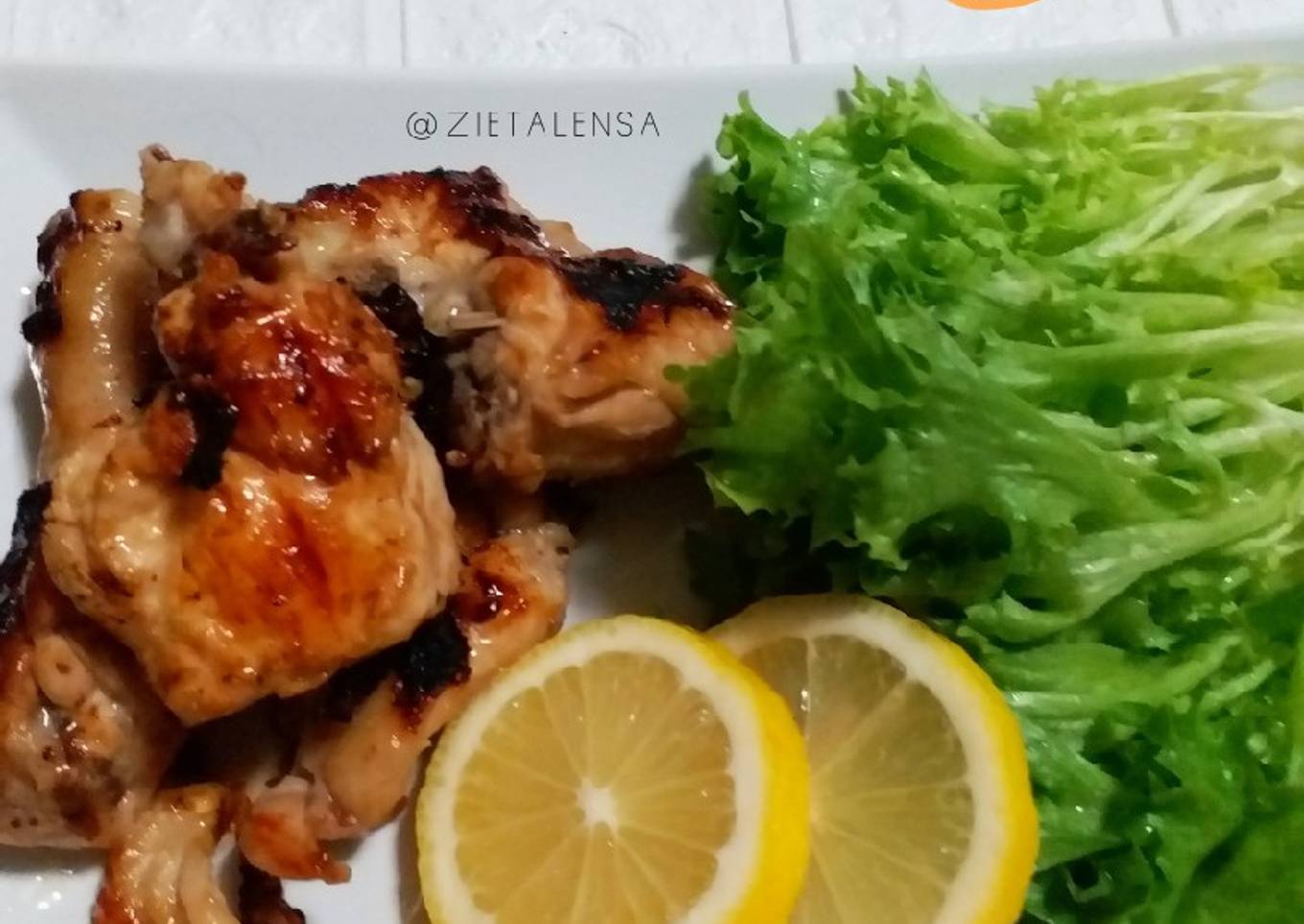 Ayam goreng dengan lemon