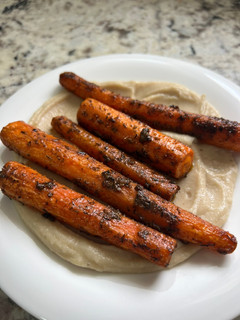 Una foto de Hummus de alubias blancas con zanahorias especiadas