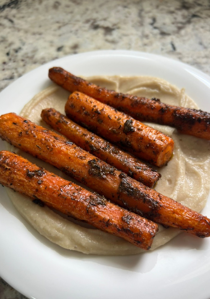 Una foto de Hummus de alubias blancas con zanahorias especiadas