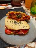 Sánguche de Pollo desmenuzado en su salsa con pan pita de papa!!
