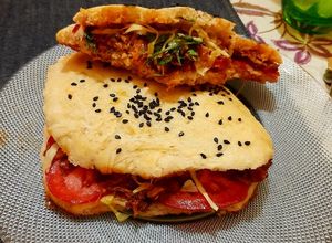 Una foto de Sánguche de Pollo desmenuzado en su salsa con pan pita de papa!!