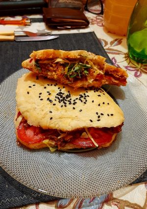 Una foto de Sánguche de Pollo desmenuzado en su salsa con pan pita de papa!!
