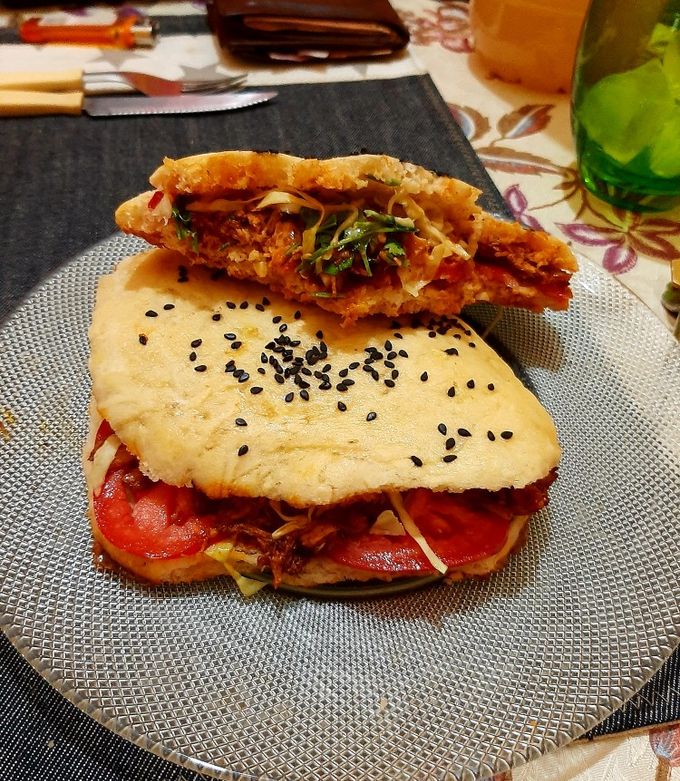 Una foto de Sánguche de Pollo desmenuzado en su salsa con pan pita de papa!!