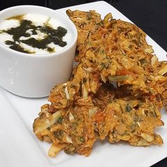 A picture of Mix veg pakoras 🥔🥕🥬🌶🍅.