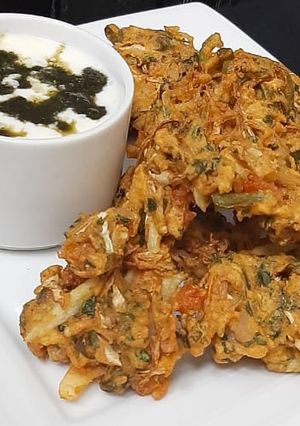 A picture of Mix veg pakoras 🥔🥕🥬🌶🍅.