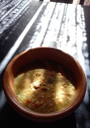 Una foto de Sopa de vegetales, arroz yamaní integral y garbanzos