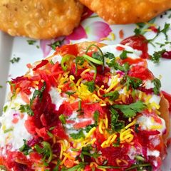 A picture of Khasta Kachori.