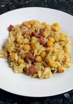 Una foto de Salteado de arroz y garbanzos