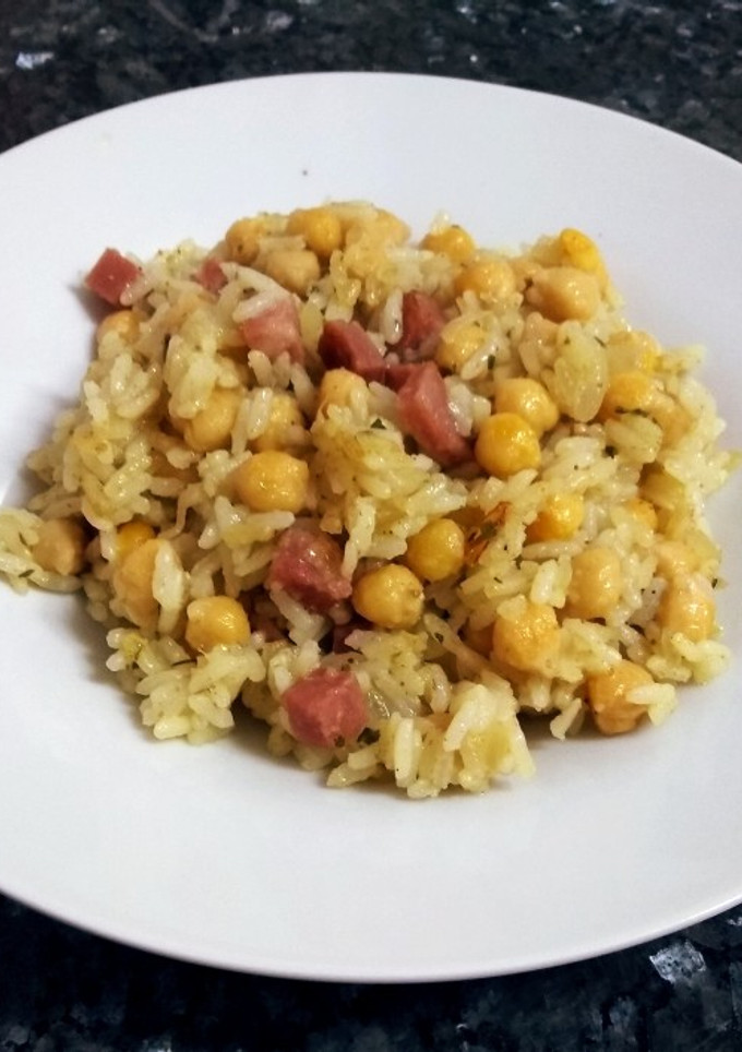 Una foto de Salteado de arroz y garbanzos