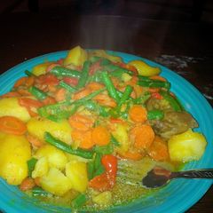 A picture of Irish petetoes with chicken and vegs.