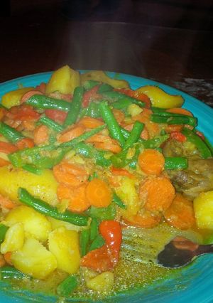 A picture of Irish petetoes with chicken and vegs.