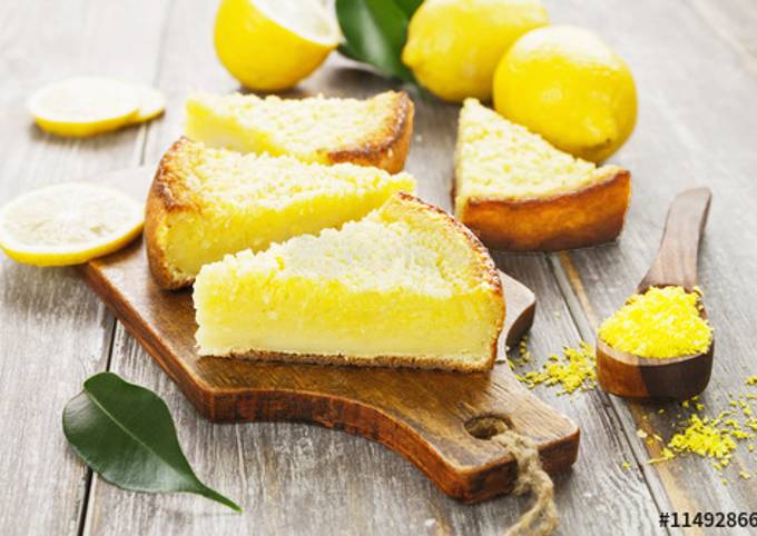 Нежный пирог из бисквитного теста с лимоном в мультиварке