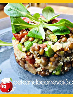 Una foto de Ensalada de quinoa con verduras y lentejas