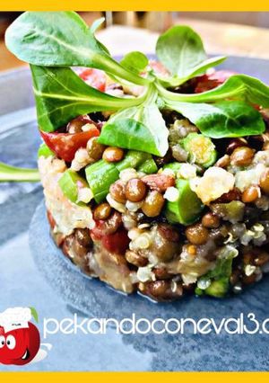 Una foto de Ensalada de quinoa con verduras y lentejas