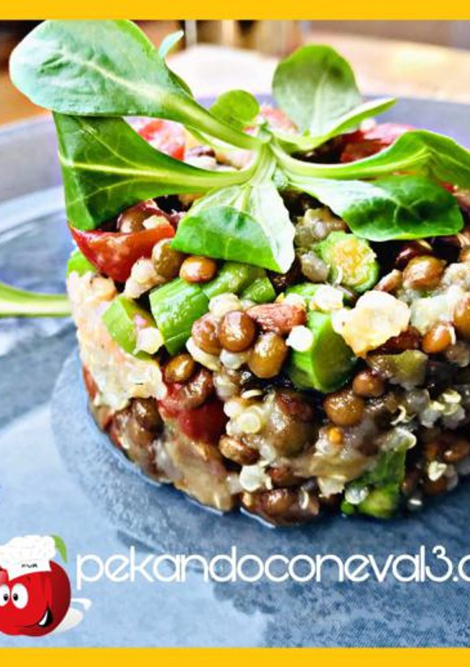 Una foto de Ensalada de quinoa con verduras y lentejas