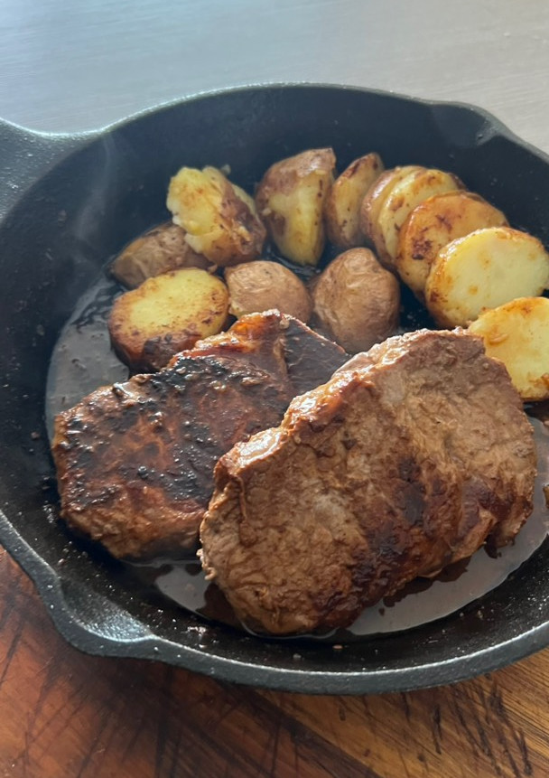 Una foto de Lomo y papas doradas