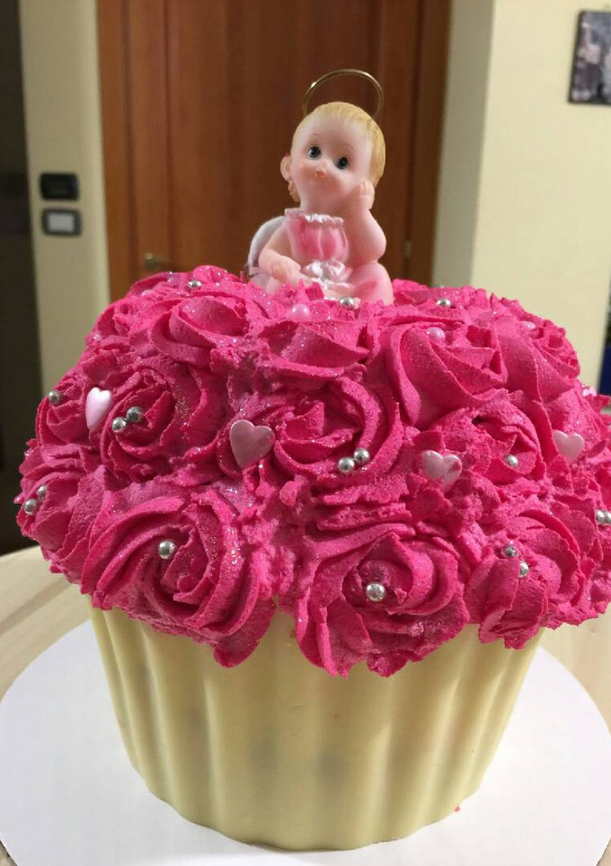Una foto de Cupcake gigante baby shower femenino