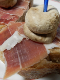 Una foto de Tostada de jamón serrano y champiñones