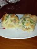 Barra rellena de pechuga queso gratinada con ajo perejil y cuatro quesos