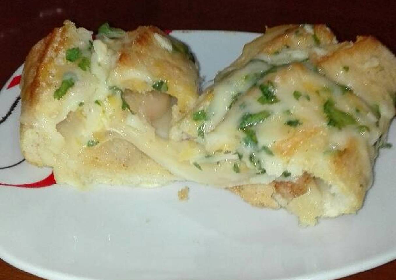 Barra rellena de pechuga queso gratinada con ajo perejil y cuatro quesos