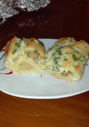 Una foto de Barra rellena de pechuga queso gratinada con ajo perejil y cuatro quesos