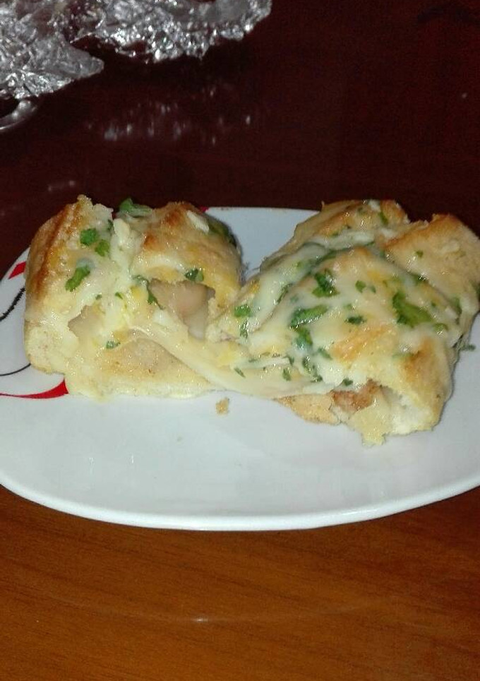 Una foto de Barra rellena de pechuga queso gratinada con ajo perejil y cuatro quesos
