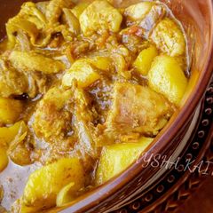 A picture of Chicken-potato curry.