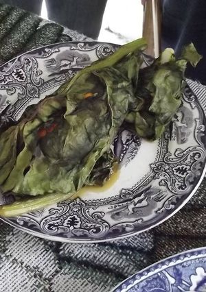 Una foto de Pollo borracho en hojas de acelga tipo las Correa con salsa de betabel