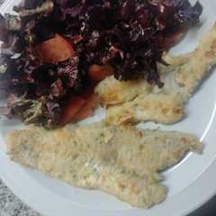 Una foto de Merluza al horno con ensalada