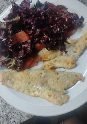 Una foto de Merluza al horno con ensalada