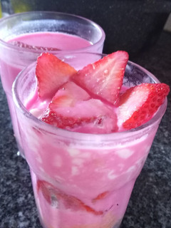Una foto de Vaso (copa) light de frutilla con base de tarta