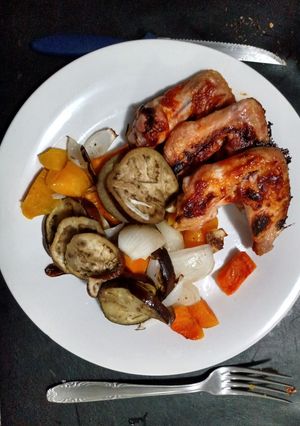 Una foto de Alitas de pollo con verduras al horno