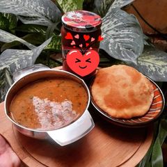 A picture of Aloo ki Tarkari & Daal bhari Kachori.