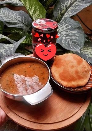 A picture of Aloo ki Tarkari & Daal bhari Kachori.