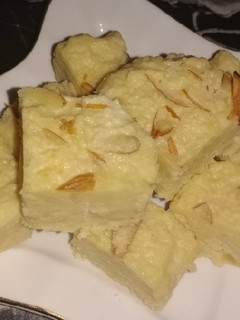 कलाकन्द बर्फी या मलाई बर्फी (kalakand recipe) रेसिपी मुख्य फोटो